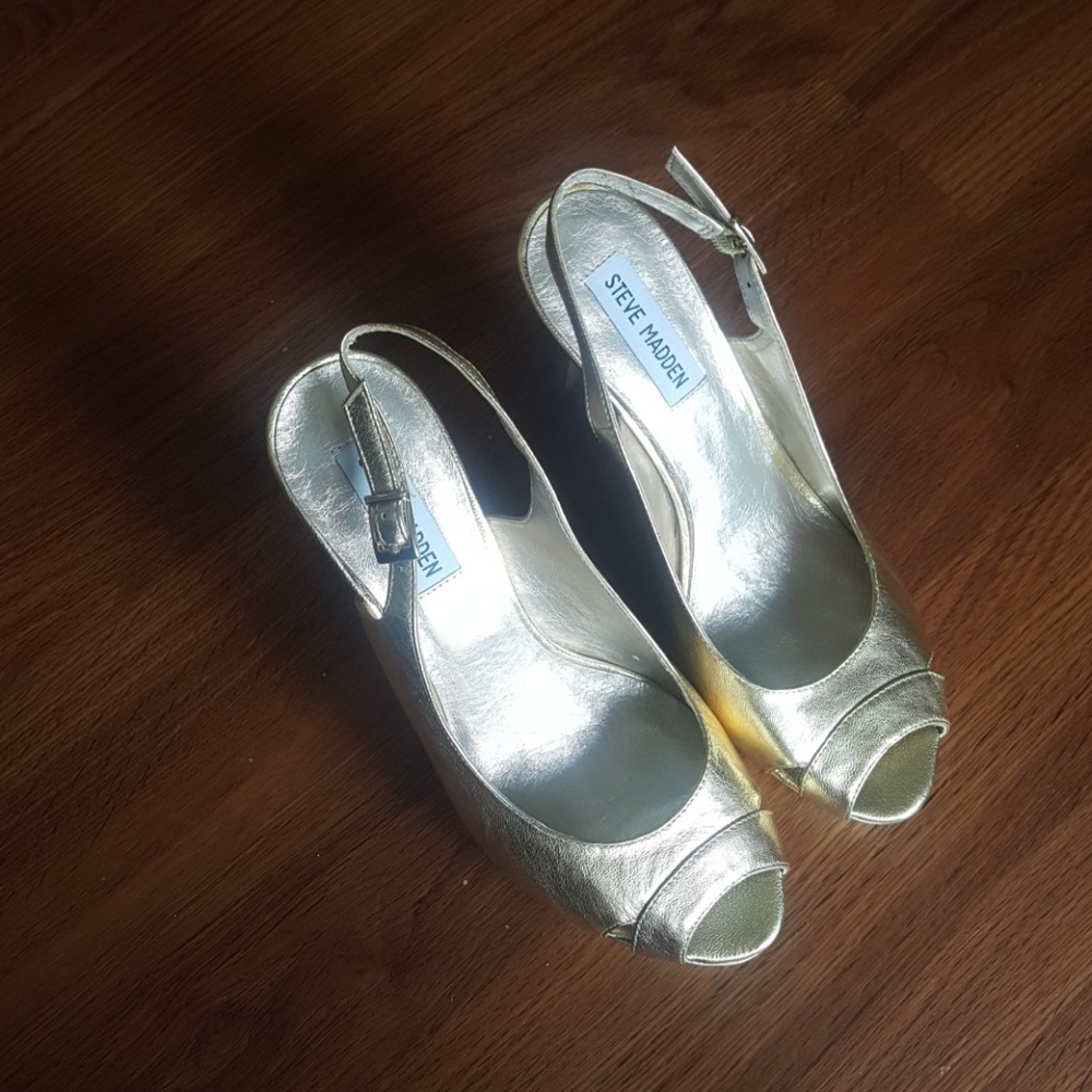 Gold Pumps - Picture 4 of 8